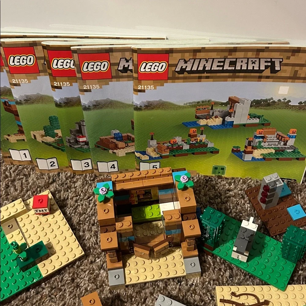LEGO Minecraft #21135 The Crafting Box 2.0 Open and Built Set Missing Pieces